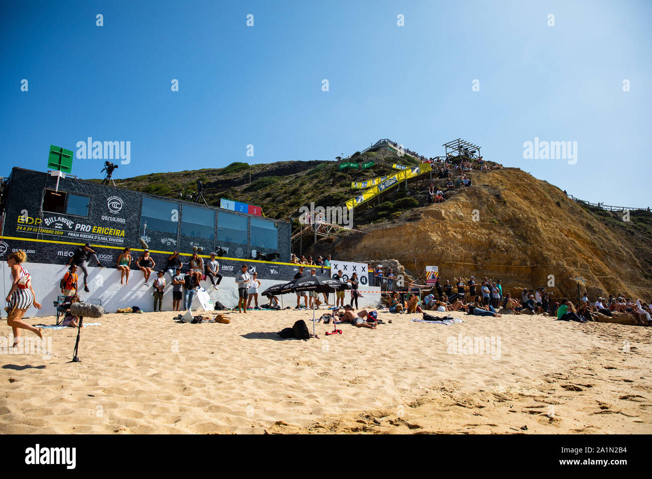 Udienza in spiaggia durante il Billabong EDP Pro Ericeira 2019, QS10.000, a Ericeira. Foto Stock