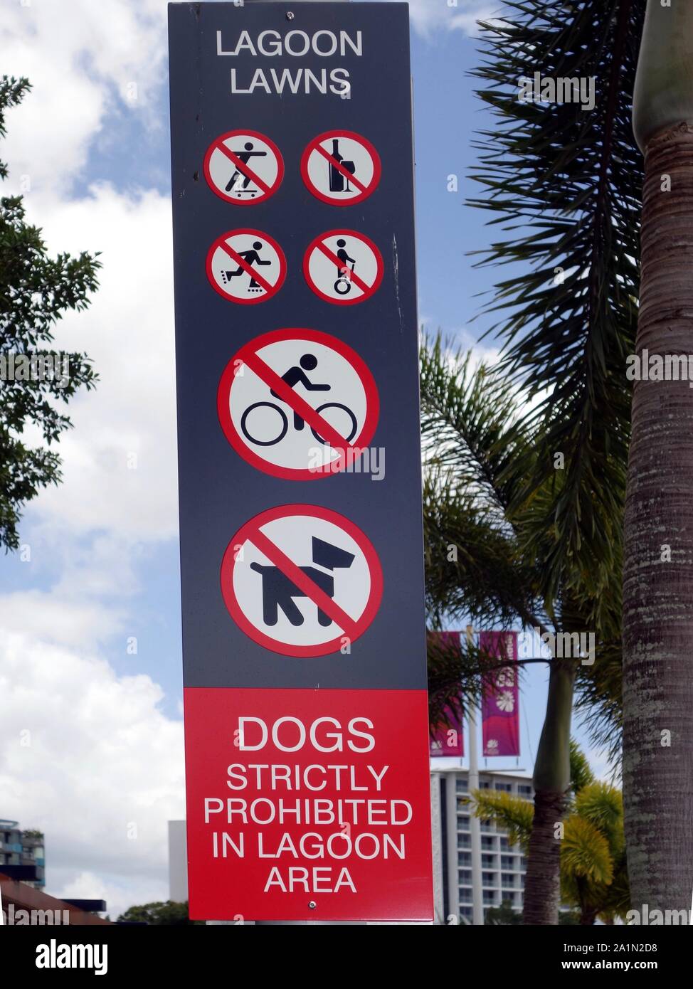 Un segno in un parco che mostra vietata sei elementi in un'area lagunare Foto Stock