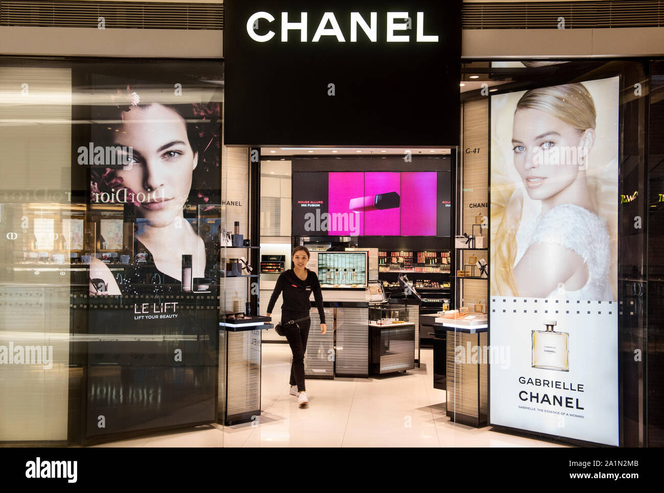 Multinazionale francese Chanel abbigliamento e prodotti di bellezza brand store è visto in Hong Kong. Foto Stock