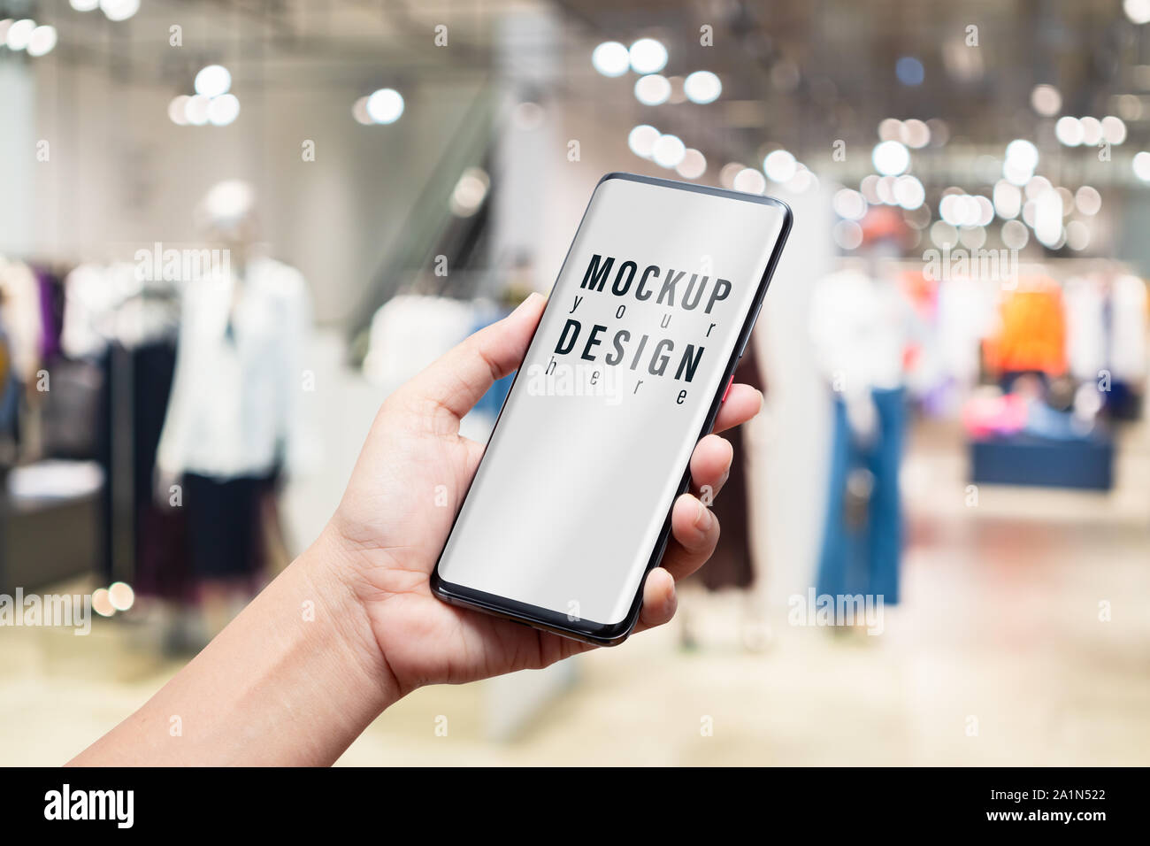 Mockup telefono cellulare immagine di donna mano azienda smart phone con schermata bianca vuota per la tua pubblicità su sfocato sfondo astratto delle donne clo Foto Stock