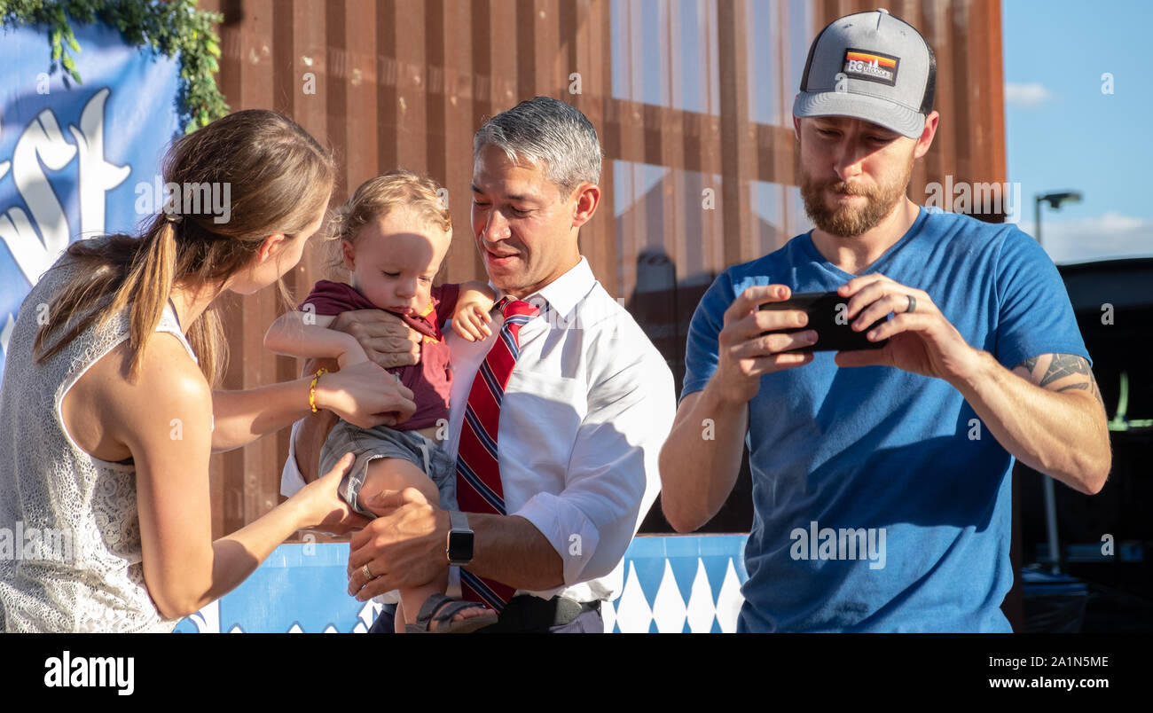 SAN ANTONIO, TX - Settembre 27, 2019 - Sindaco di San Antonio, Ronald Adrian Nirenberg frequentando l'Oktoberfest celebrazione presso Alamo birreria Foto Stock