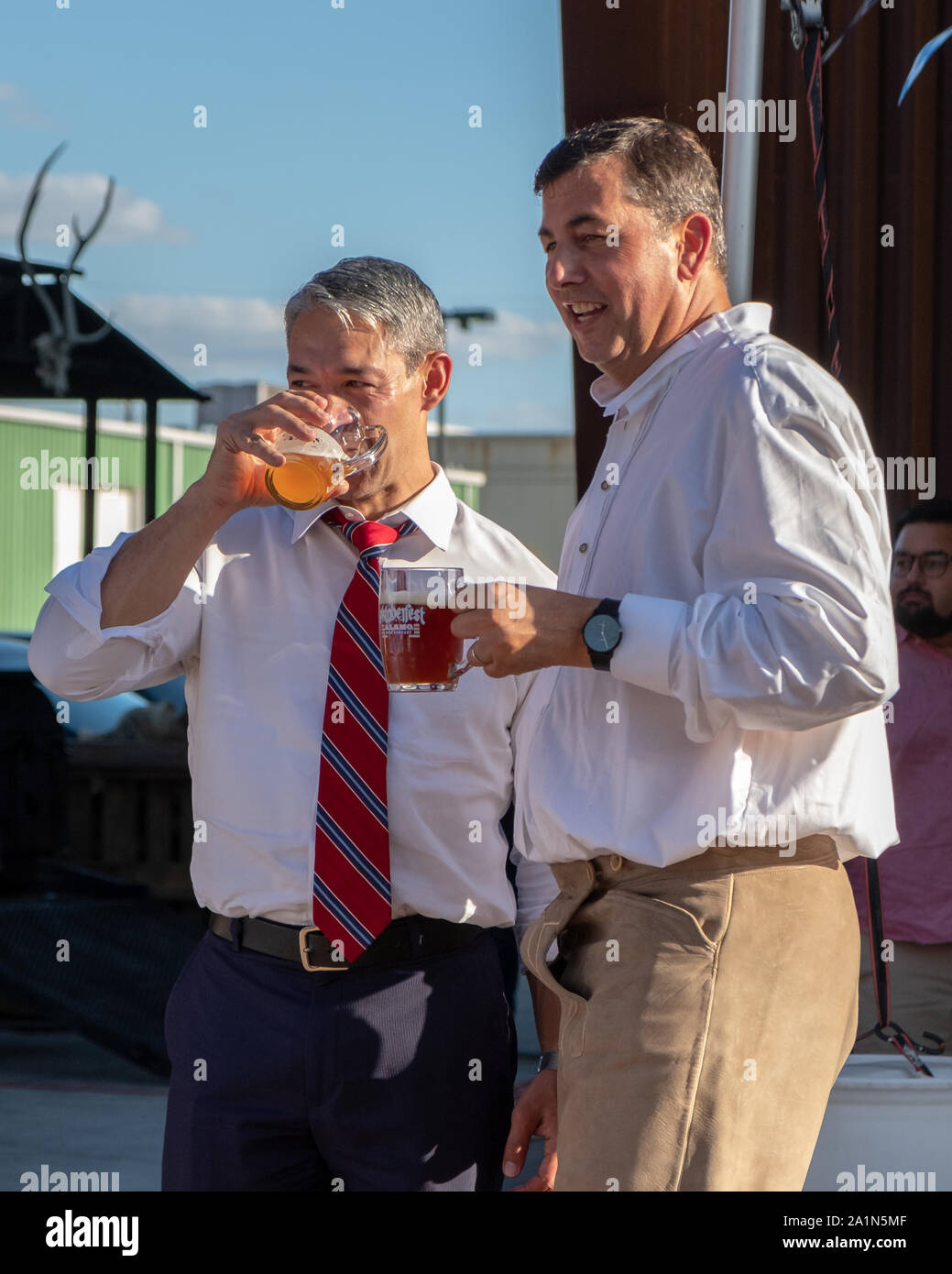 SAN ANTONIO, TX - Settembre 27, 2019 - Sindaco di San Antonio, Ronald Adrian Nirenberg frequentando l'Oktoberfest celebrazione presso Alamo birreria Foto Stock