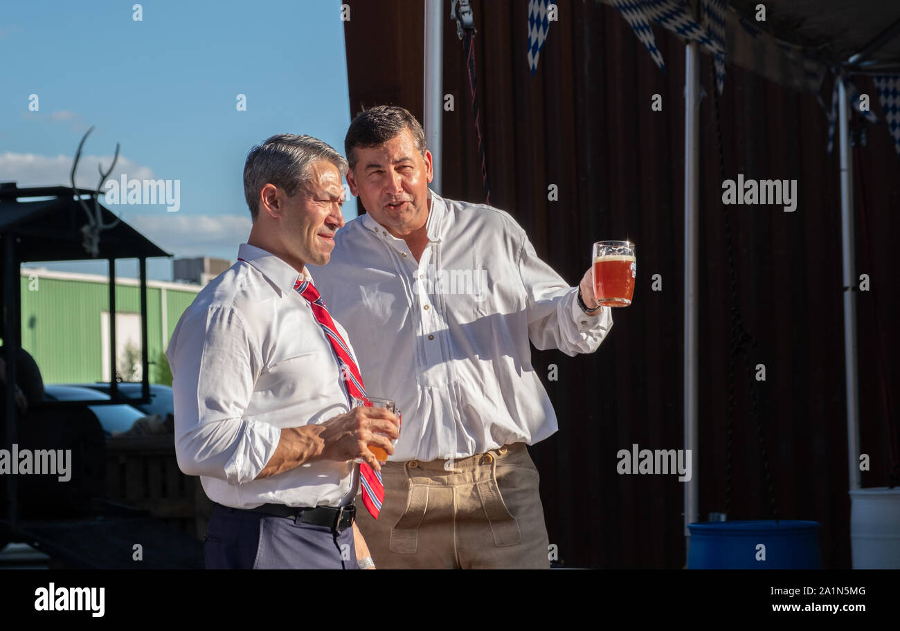 SAN ANTONIO, TX - Settembre 27, 2019 - Sindaco di San Antonio, Ronald Adrian Nirenberg frequentando l'Oktoberfest celebrazione presso Alamo birreria Foto Stock