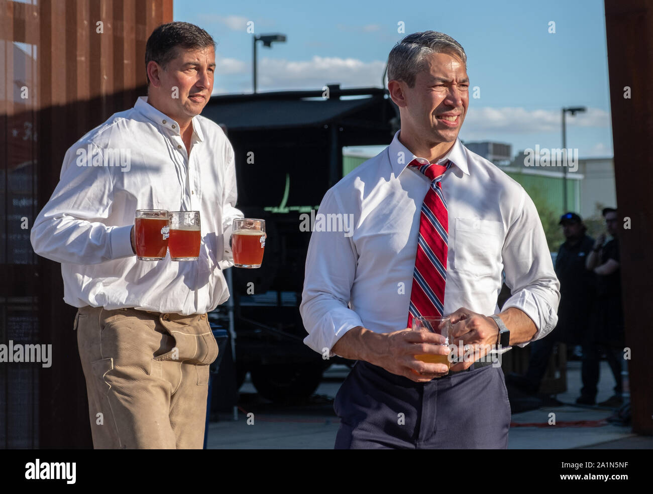 SAN ANTONIO, TX - Settembre 27, 2019 - Sindaco di San Antonio, Ronald Adrian Nirenberg frequentando l'Oktoberfest celebrazione presso Alamo birreria Foto Stock