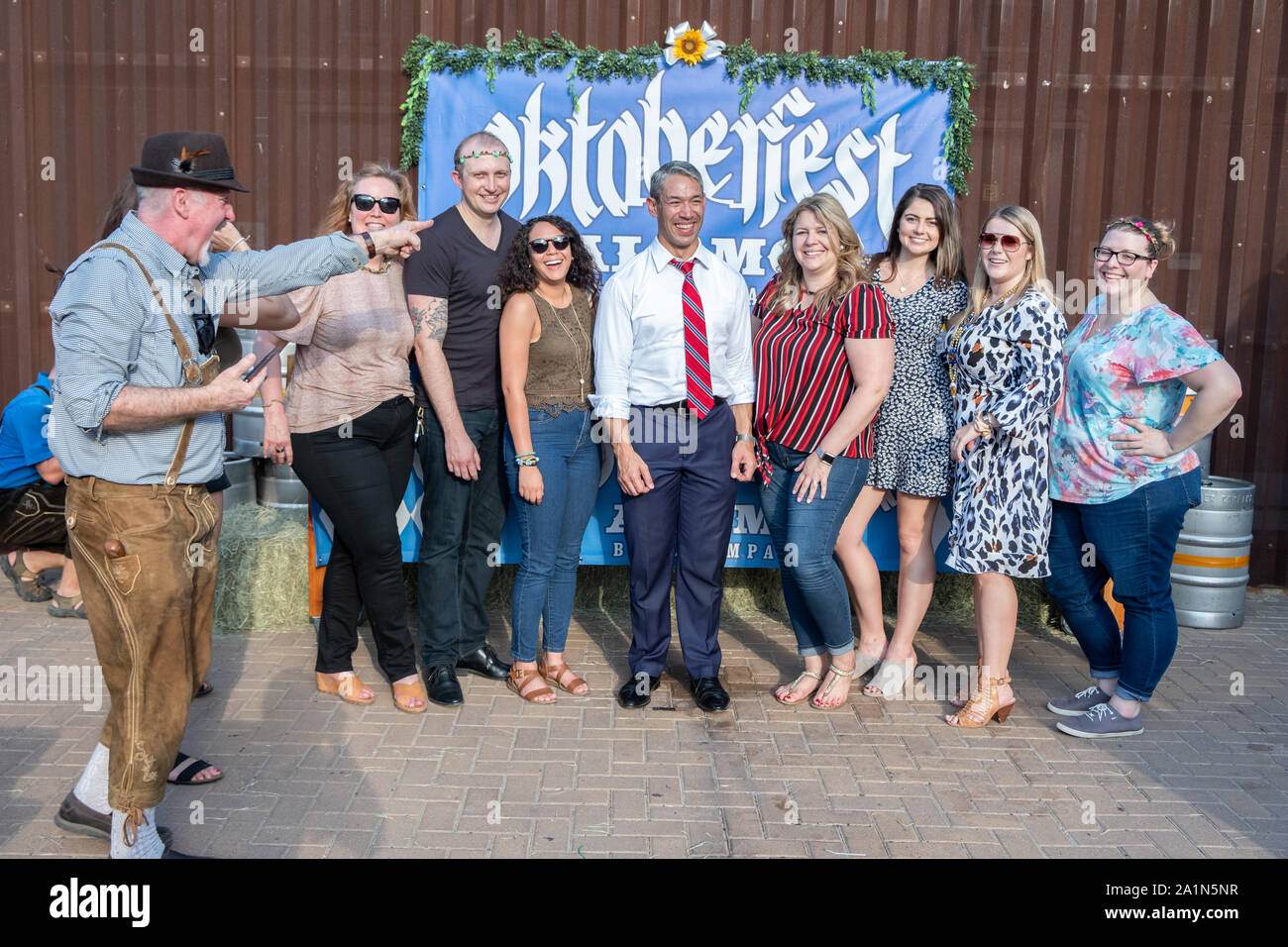 SAN ANTONIO, TX - Settembre 27, 2019 - Sindaco di San Antonio, Ronald Adrian Nirenberg frequentando l'Oktoberfest celebrazione presso Alamo birreria Foto Stock