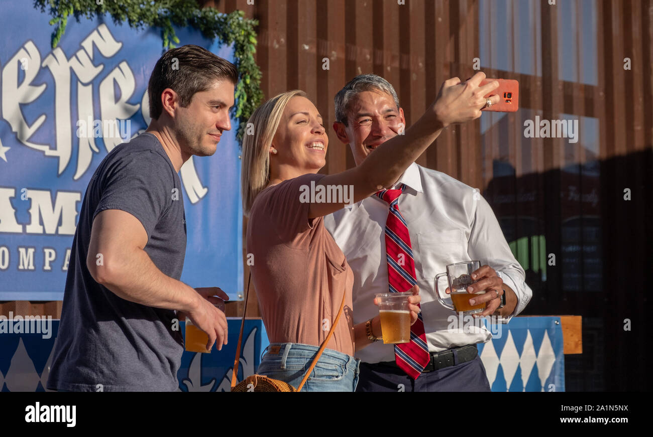 SAN ANTONIO, TX - Settembre 27, 2019 - Sindaco di San Antonio, Ronald Adrian Nirenberg frequentando l'Oktoberfest celebrazione presso Alamo birreria Foto Stock