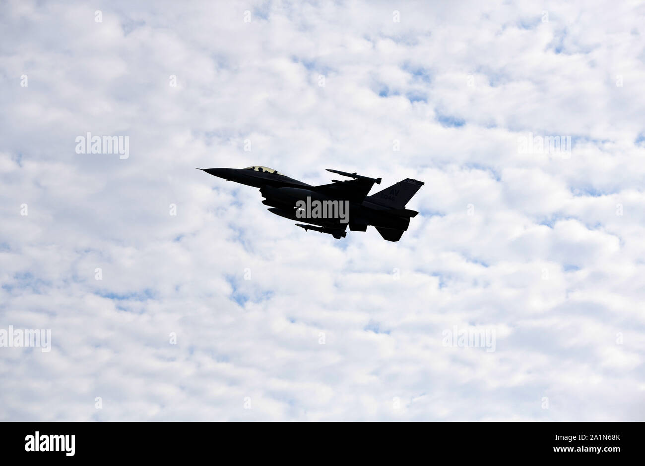 Un U.S. Air Force F-16 Fighting Falcon assegnato alla 510th Fighter Squadron vola sopra Graf Ignatievo Air Base, Bulgaria, durante la fase di esercizio la rapida Poiana sett. 25, 2019. Stati Uniti Air Force aviatori e F-16 Fighting Falcons assegnato al trentunesimo Fighter Wing eseguito una rapida implementazione di condurre "hot pit" effettua il rifornimento di carburante e di partecipare ai corsi di formazione bilaterali di esercizio con il bulgaro Air Force. (U.S. Air Force foto di Senior Airman Savannah L. acque) Foto Stock