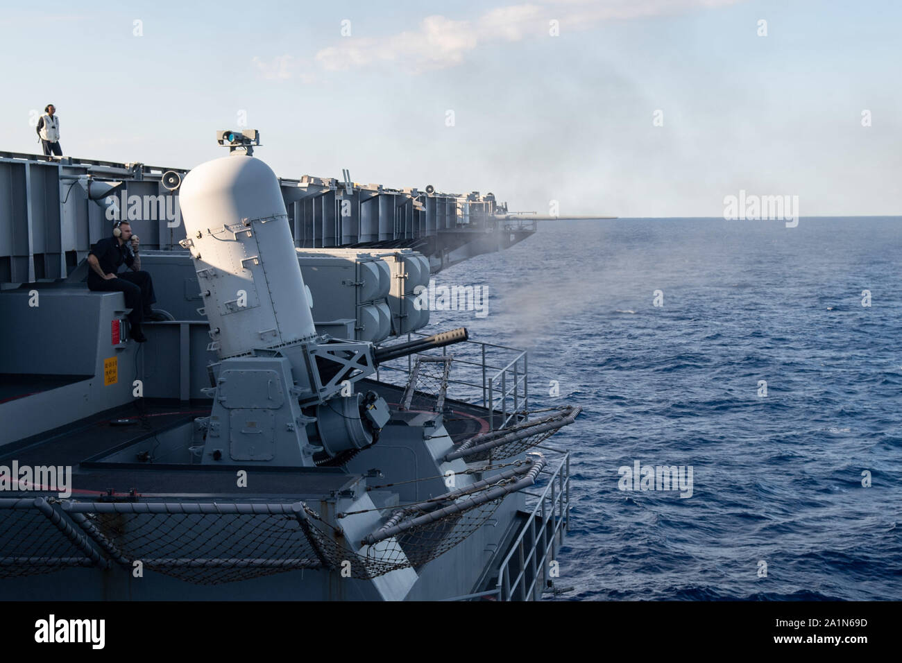 La portaerei USS John C. Stennis (CVN 74) incendi una falange close-in sistema di armi (CIWS) nell'Oceano Atlantico, Sett. 25, 2019. John C. Stennis in corso è di condurre le operazioni di routine a sostegno del comandante, Naval Air Force Atlantico. (U.S. Foto di Marina di Massa lo specialista di comunicazione di terza classe Jarrod A. Schad) Foto Stock