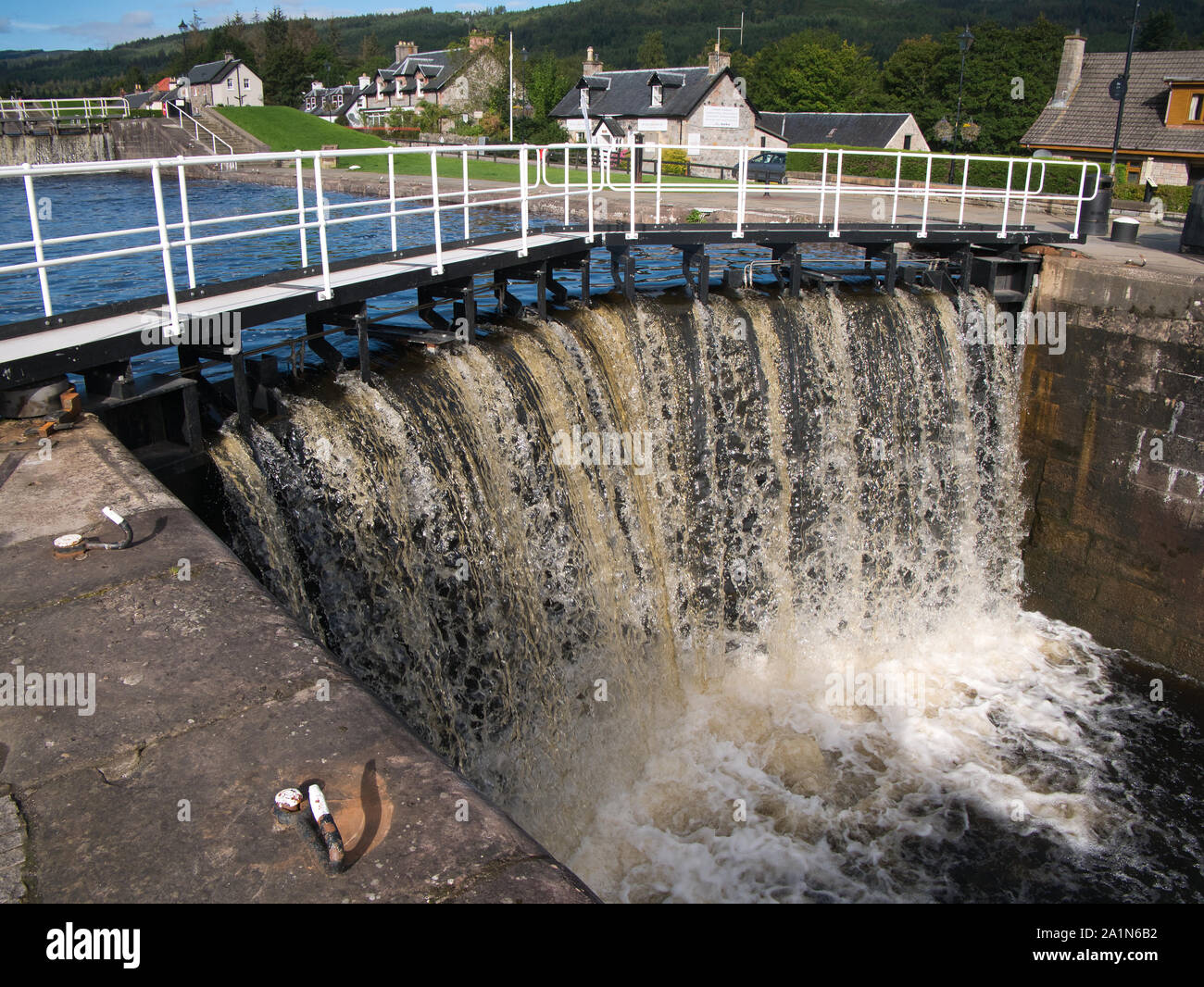 Cascate di acqua oltre i cancelli di blocco a Fort Augustus in una giornata di sole in estate. Foto Stock