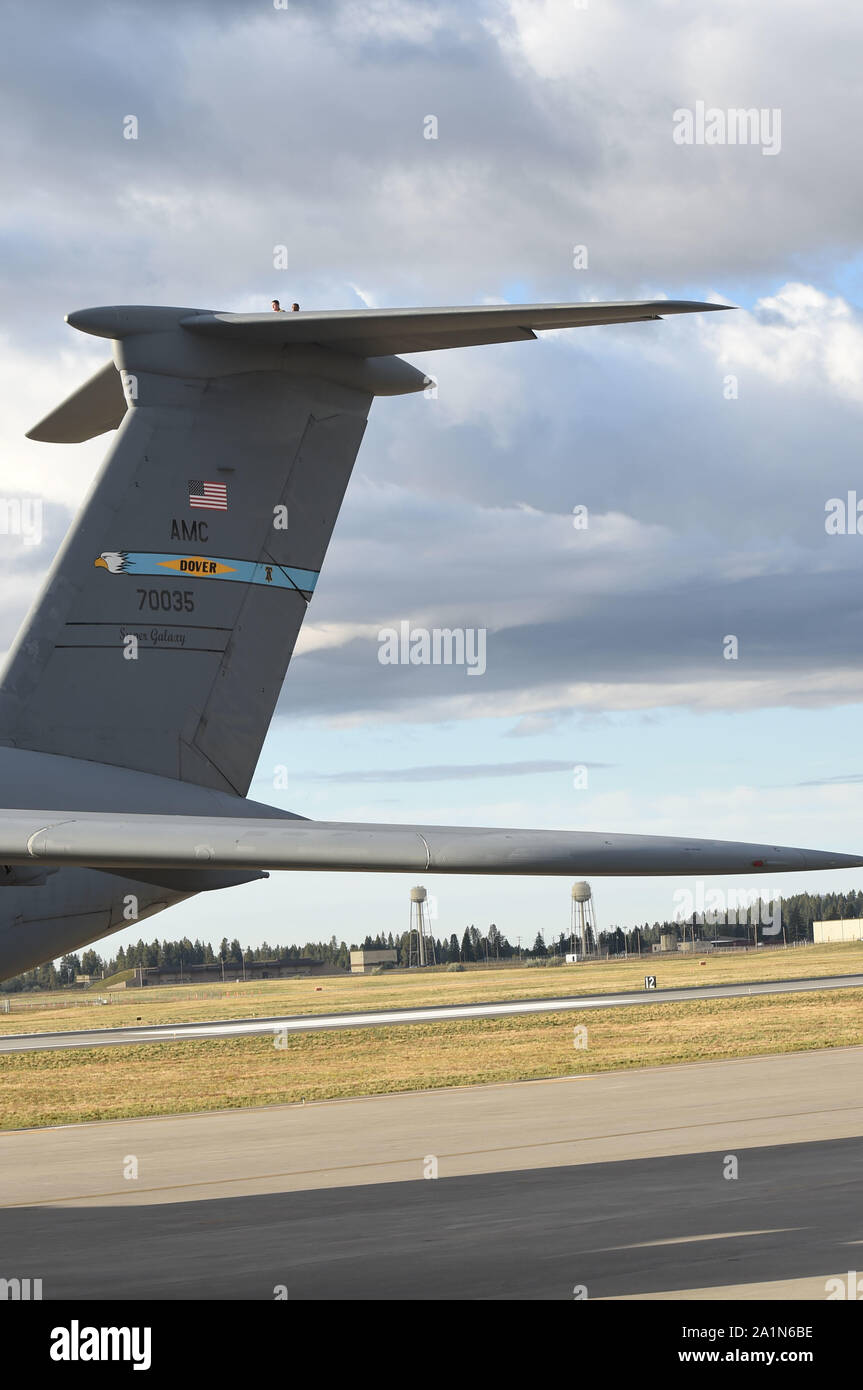 I manutentori da Dover Air Force Base, Delaware, guardare da un C5 Super Galaxy come mobilità taxi aereo in una formazione nota come un 'Elephant Walk' durante la fase di esercizio la mobilità Guardian 2019 a Fairchild Air Force Base di Washington, Sett. 27, 2019. Esercizio di mobilità è custode di mobilità in aria di comando premier, scala grande esercizio di mobilità. Attraverso affidabili e di formazione in materia di mobilità, Guardian migliora la disponibilità e le funzionalità di mobility aviatori di offrire una rapida mobilità globale e costruisce una più letale e pronto Air Force. (U.S. Air Force photo by Staff Sgt. Dana J. cavo) Foto Stock