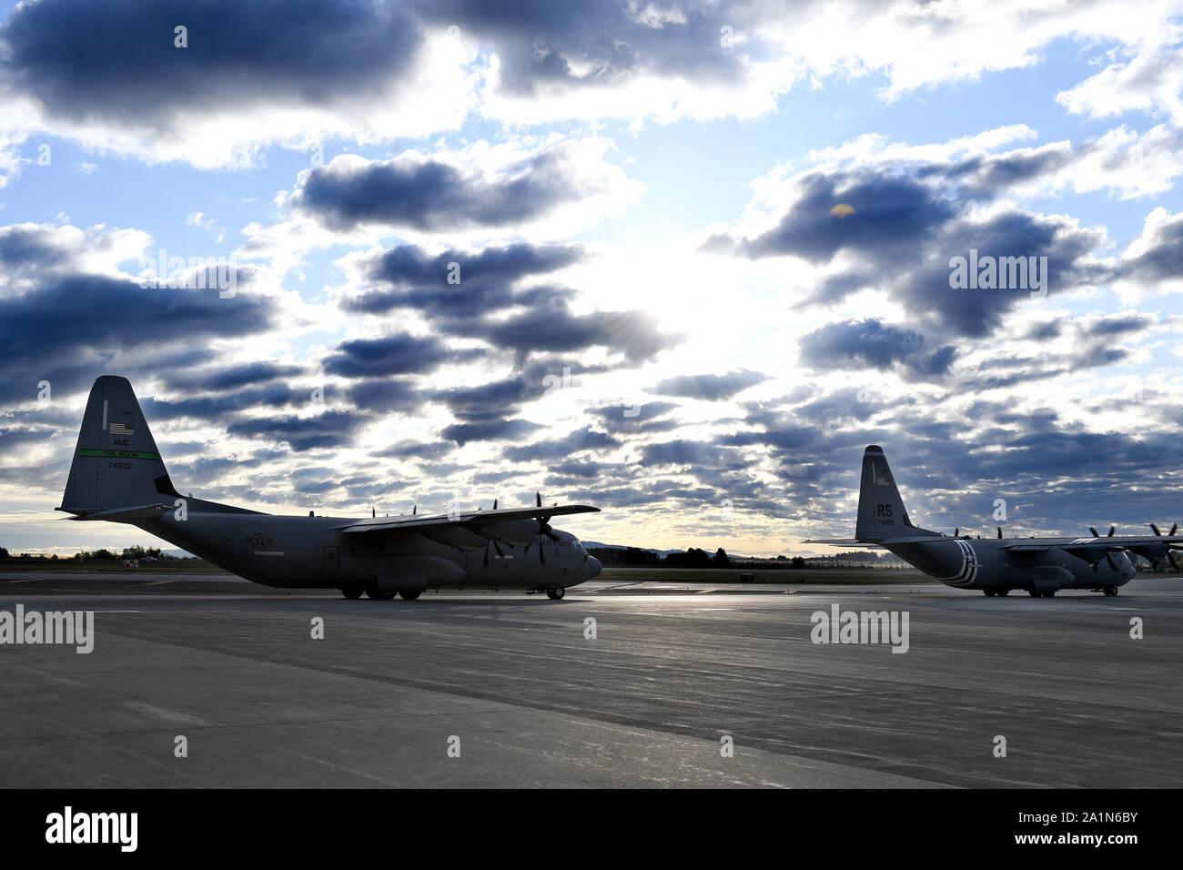 Una C-130J da Little Rock Air Force Base, Arkansas, e una C-130J da Ramstein Air Base, Germania, prepararsi al decollo durante la mobilità Guardian 2019 a Fairchild Air Force Base di Washington, Sett. 27, 2019. Numerosi gli aeromobili provenienti da tutto il mondo hanno partecipato in MG19 come ad esempio il C-130J e la C-17 Globemaster III. (U.S. Air Force foto di Senior Airman Kristine M. Gruwell) Foto Stock