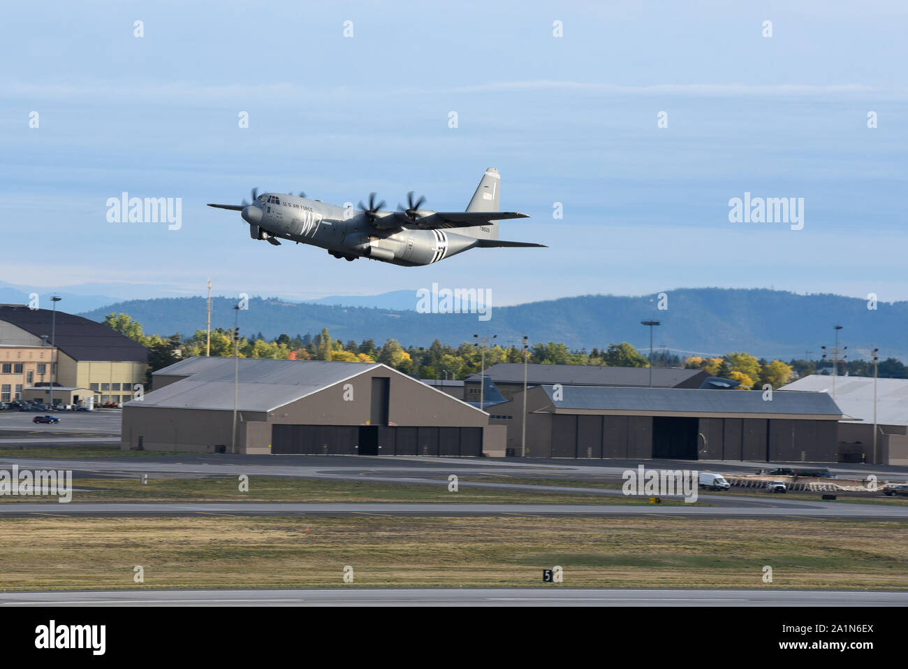 Una C-130J da Ramstein Air Base, la Germania è disattivato durante la fase di esercizio la mobilità Guardian 2019 a Fairchild Air Force Base di Washington, Sett. 27, 2019. Esercizio di mobilità è custode di mobilità in aria di comando premier, scala grande esercizio di mobilità. Attraverso affidabili e di formazione in materia di mobilità, Guardian migliora la disponibilità e le funzionalità di mobility aviatori di offrire una rapida mobilità globale e costruisce una più letale e pronto Air Force. (U.S. Air Force Photo da 1 Lt Jessica Cicchetto) Foto Stock