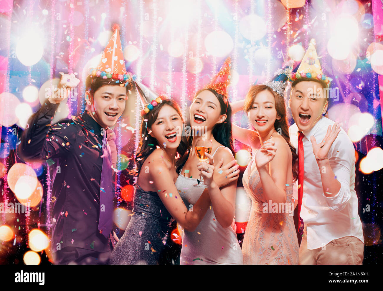 Felice giovane gruppo godere di festa di compleanno nel night club Foto Stock