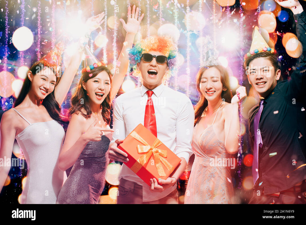 Felice giovane gruppo godere di festa di compleanno nel night club Foto Stock
