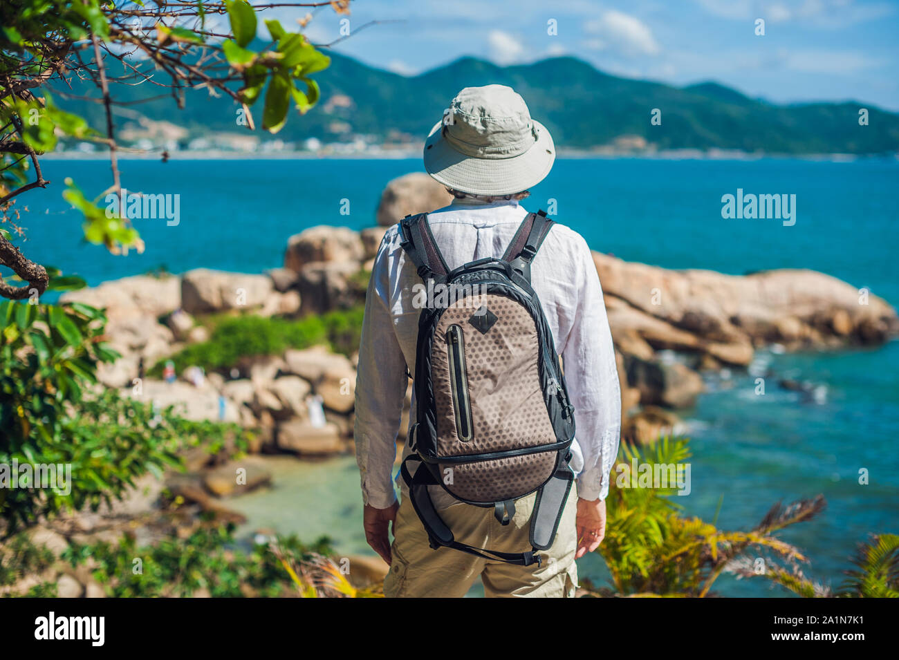 Il viaggiatore uomo guarda il capo di Hon Chong, Garden Stone, destinazioni turistiche popolari a Nha Trang. Vietnam Foto Stock