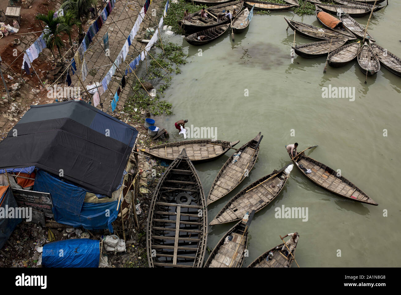 27 settembre 2019: Dacca in Bangladesh - settembre 27 : una più piena lava vestiti in acqua inquinata del fiume Buriganga a Dhaka, nel Bangladesh il 27 settembre 2019.Dhaka, uno del mondo con la crescita più veloce e più densamente popolato megacity contiene 47.500 persone per chilometro quadrato. Credito: Zakir Hossain Chowdhury/ZUMA filo/Alamy Live News Foto Stock