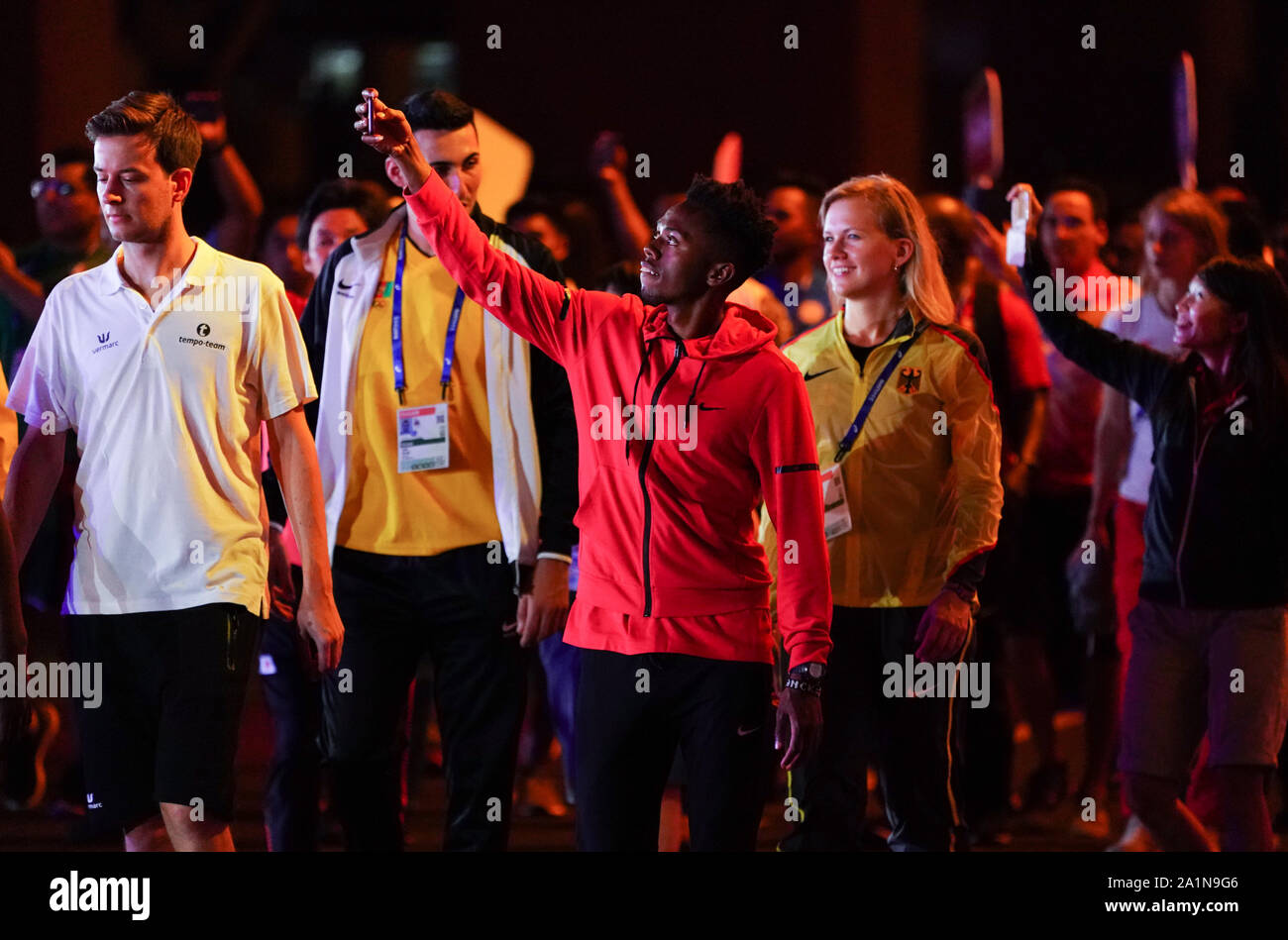 Doha in Qatar. Il 27 settembre, 2019. I rappresentanti di atleti di partecipare alla cerimonia di apertura 2019 IAAF mondiale di atletica a Doha, in Qatar, Sett. 27, 2019. Credito: Wang Jingqiang/Xinhua/Alamy Live News Foto Stock