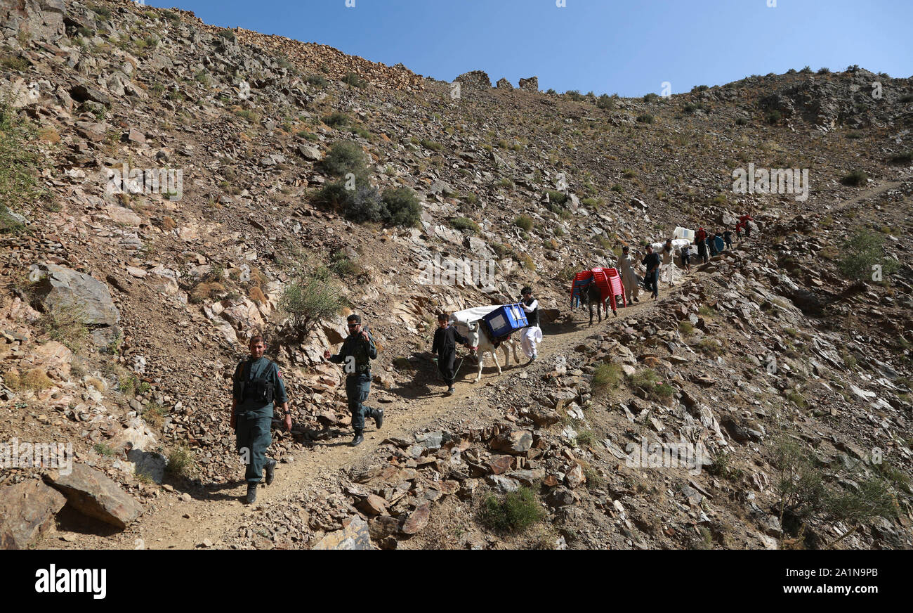 Panjshir, Afghanistan. Il 27 settembre, 2019. Trasporto persone elezione dei materiali per le prossime elezioni presidenziali nel distretto di Shutul del Panjshir provincia est dell'Afghanistan, Sett. 27, 2019. Afghanistan tenuto elezioni presidenziali il 7 settembre 28. Credito: Rahmatullah Alizadah/Xinhua/Alamy Live News Foto Stock