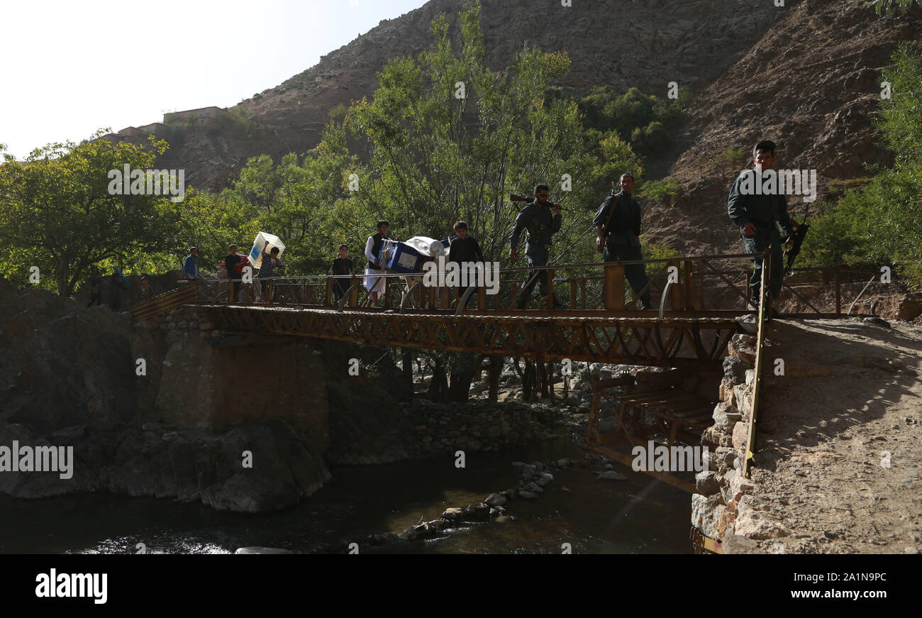 Panjshir, Afghanistan. Il 27 settembre, 2019. Trasporto persone elezione dei materiali per le prossime elezioni presidenziali nel distretto di Shutul del Panjshir provincia est dell'Afghanistan, Sett. 27, 2019. Afghanistan tenuto elezioni presidenziali il 7 settembre 28. Credito: Rahmatullah Alizadah/Xinhua/Alamy Live News Foto Stock