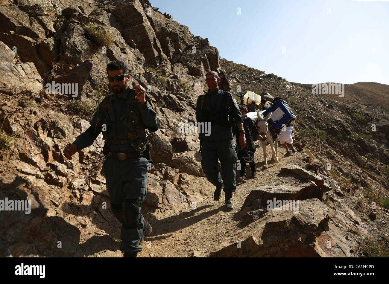 Panjshir, Afghanistan. Il 27 settembre, 2019. Trasporto persone elezione dei materiali per le prossime elezioni presidenziali nel distretto di Shutul del Panjshir provincia est dell'Afghanistan, Sett. 27, 2019. Afghanistan tenuto elezioni presidenziali il 7 settembre 28. Credito: Rahmatullah Alizadah/Xinhua/Alamy Live News Foto Stock