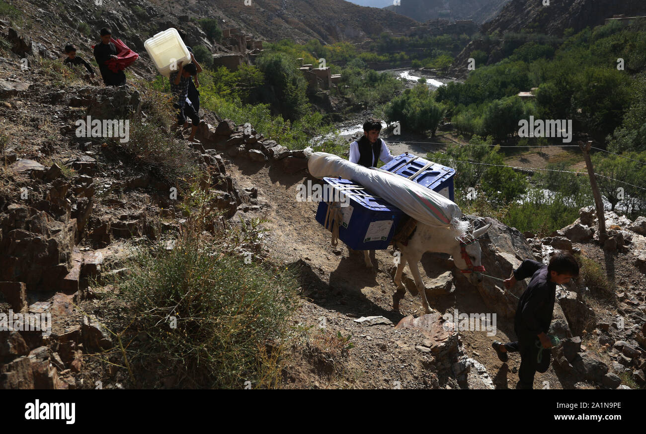 Panjshir, Afghanistan. Il 27 settembre, 2019. Trasporto persone elezione dei materiali per le prossime elezioni presidenziali nel distretto di Shutul del Panjshir provincia est dell'Afghanistan, Sett. 27, 2019. Afghanistan tenuto elezioni presidenziali il 7 settembre 28. Credito: Rahmatullah Alizadah/Xinhua/Alamy Live News Foto Stock