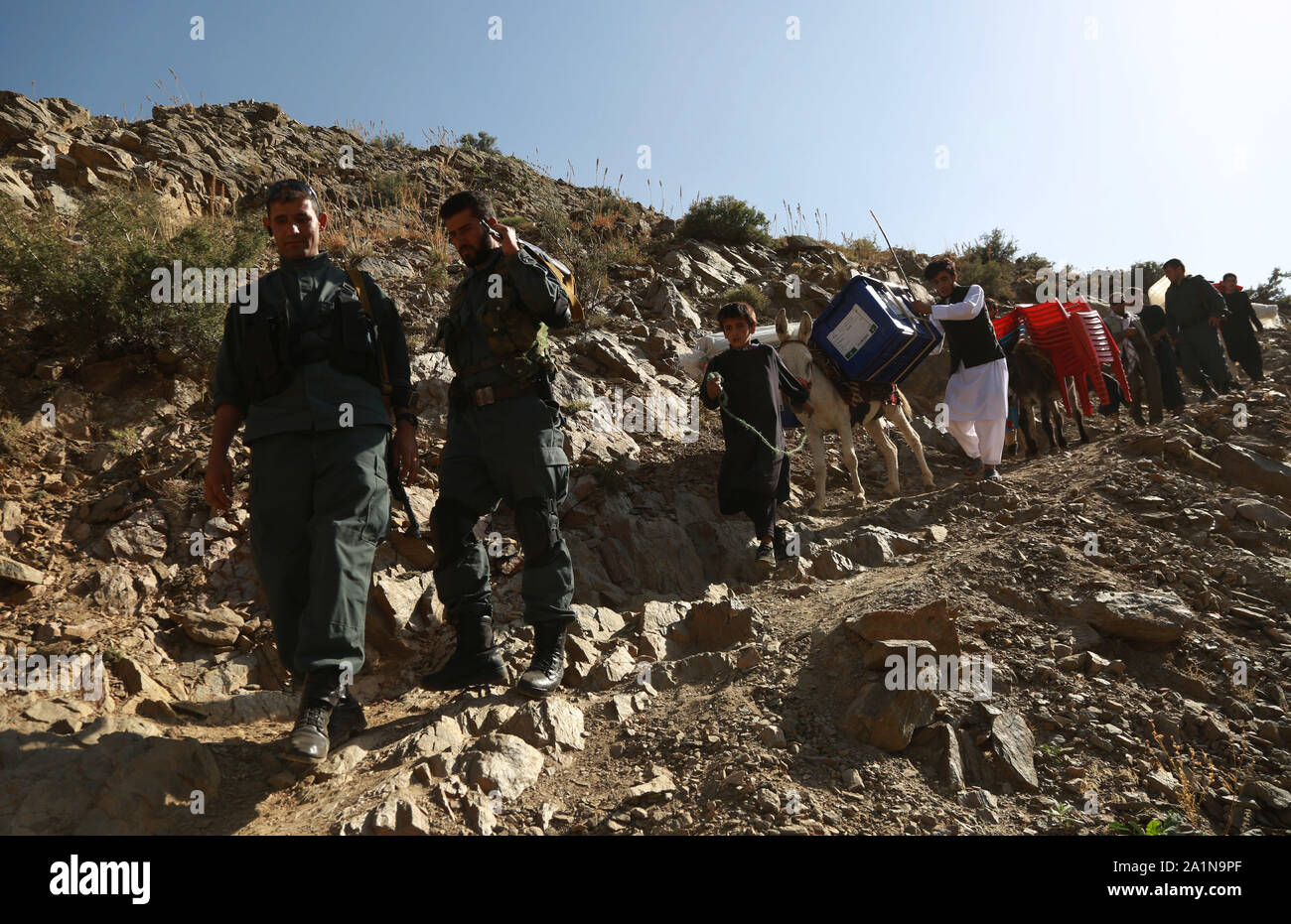 Panjshir, Afghanistan. Il 27 settembre, 2019. Trasporto persone elezione dei materiali per le prossime elezioni presidenziali nel distretto di Shutul del Panjshir provincia est dell'Afghanistan, Sett. 27, 2019. Afghanistan tenuto elezioni presidenziali il 7 settembre 28. Credito: Rahmatullah Alizadah/Xinhua/Alamy Live News Foto Stock