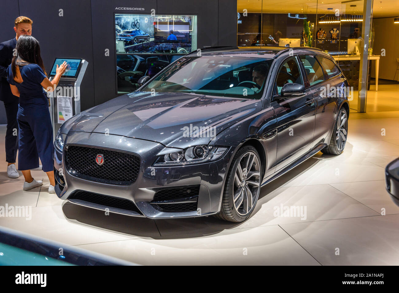 Francoforte, Germania - Settembre 2019: grigio argento Jaguar XF berlina, IAA International Motor Show Auto fieristico. Foto Stock