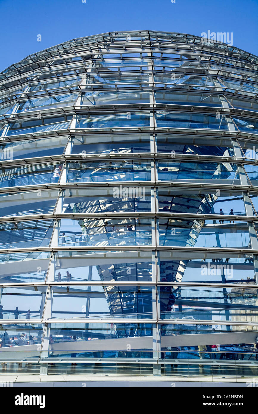 La cupola di vetro in cima al Reichstag dove i visitatori possono osservare il Bundestag - la Camera bassa del tedesco federale europeo. Berlino Germania Foto Stock