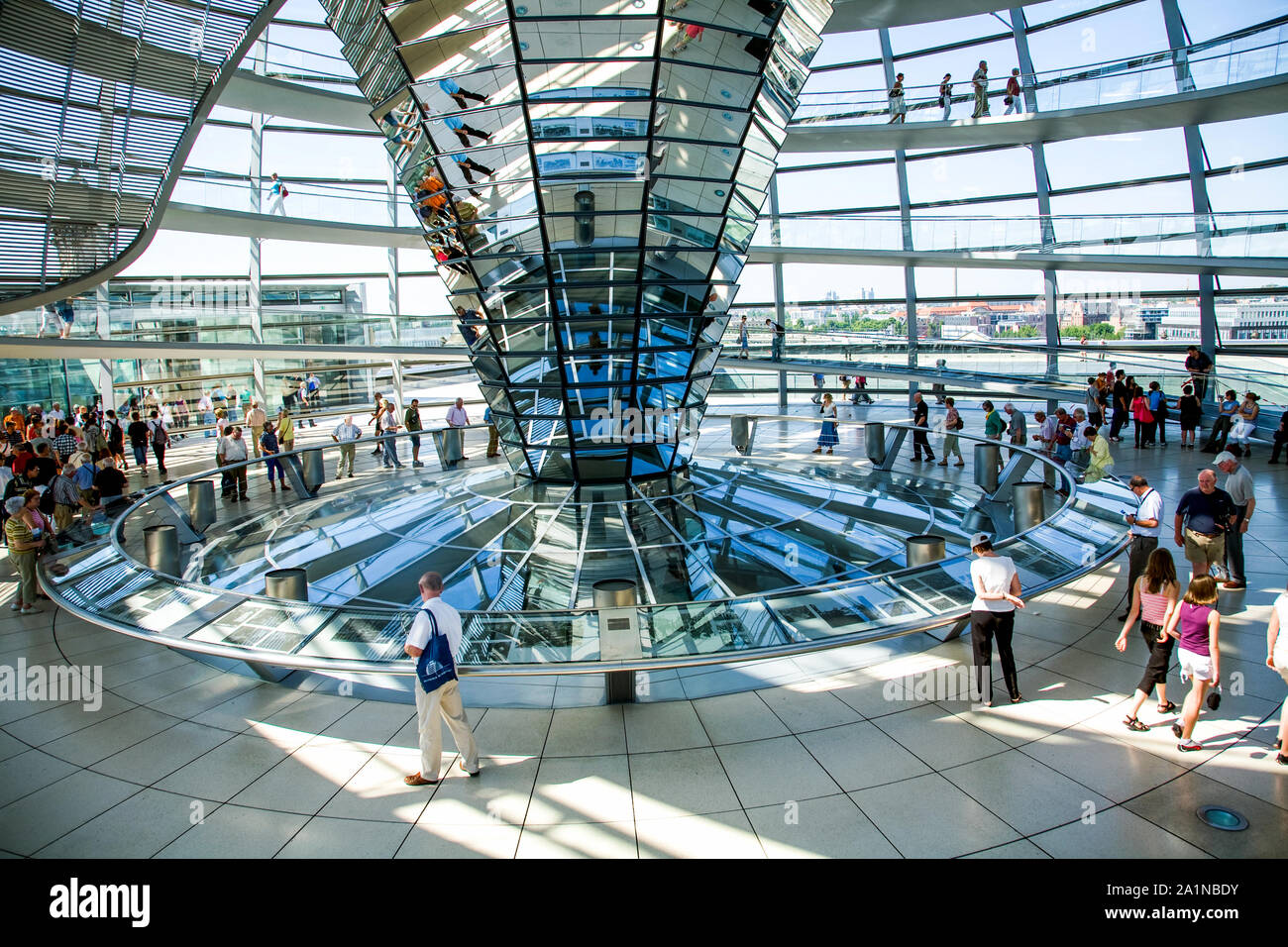 La cupola di vetro in cima al Reichstag dove i visitatori possono osservare il Bundestag - la Camera bassa del tedesco federale europeo. Berlino Germania Foto Stock