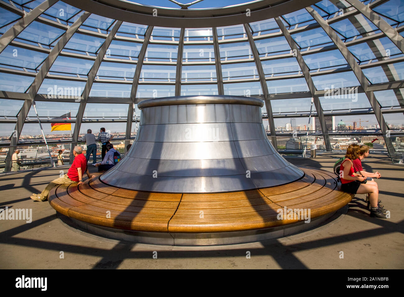 La cupola di vetro in cima al Reichstag dove i visitatori possono osservare il Bundestag - la Camera bassa del tedesco federale europeo. Berlino Germania Foto Stock