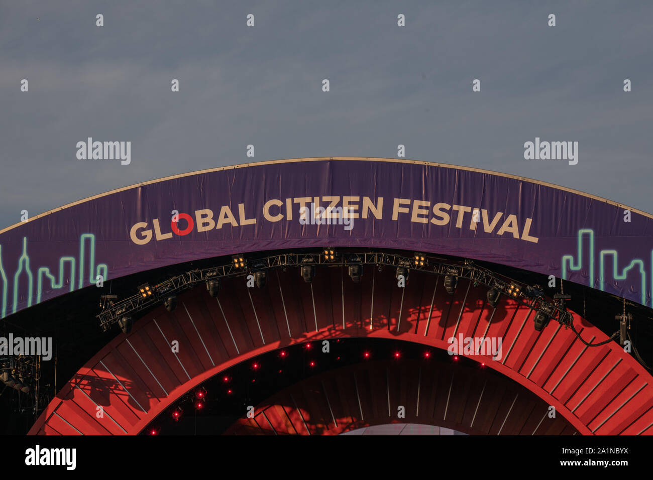 Grande prato, al CENTRAL PARK DI NEW YORK - 27 settembre: Queen con Adam Lambert eseguire controllo del suono durante il cittadino globale FESTIVAL. Editoriale Foto Stock