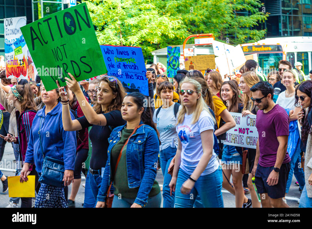 OTTAWA, Ontario, Canada - 27 settembre 2019: migliaia di persone si riuniscono e marcia verso la collina del Parlamento come parte di un clima globale sciopero protesta. Foto Stock