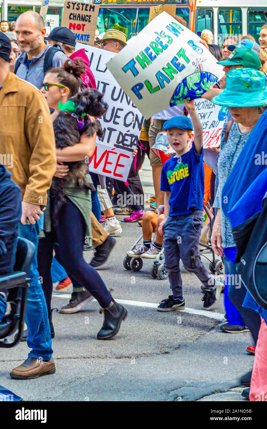 OTTAWA, Ontario, Canada - 27 settembre 2019: un giovane ragazzo può contenere fino a firmare al clima evento sciopero a Ottawa, unendo migliaia in segno di protesta di globa Foto Stock