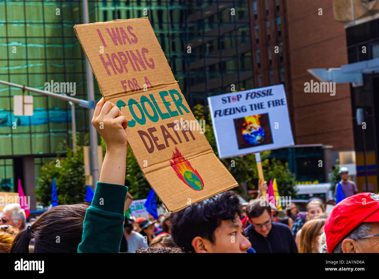 In un clima sciopero evento in Ottawa, un manifestante detiene un segno con una immagine di masterizzazione di massa e le parole, "speravo in un raffreddatore morte". Foto Stock