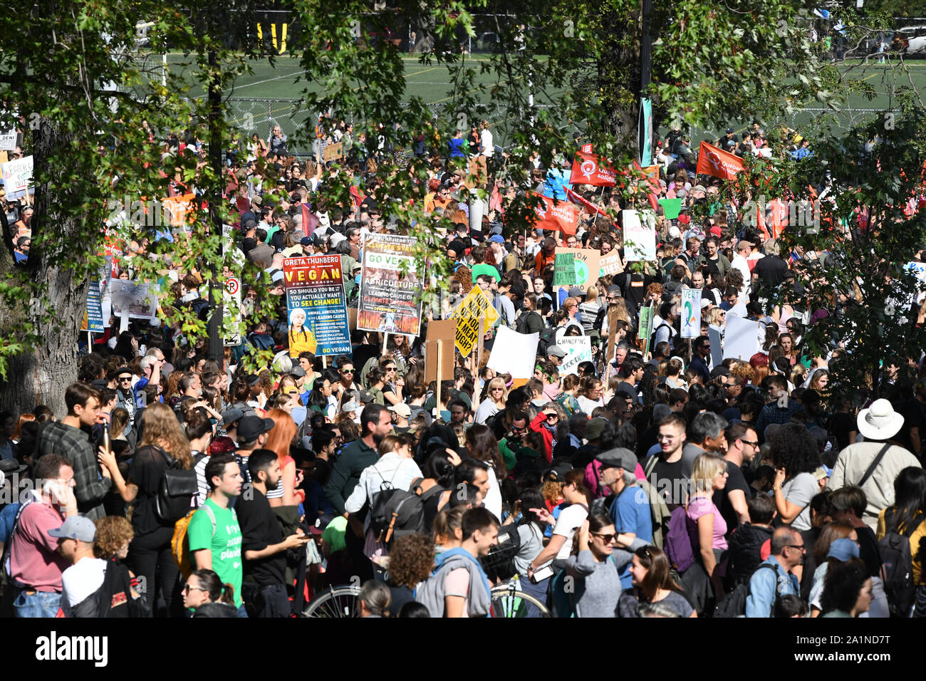 A Montreal in Canada, mezzo milione di persone riunite il clima globale colpire il 27 settembre 2019. Hanno chiesto ulteriori azioni concrete da parte delle autorità competenti per contrastare il riscaldamento globale e i cambiamenti climatici. Foto Stock