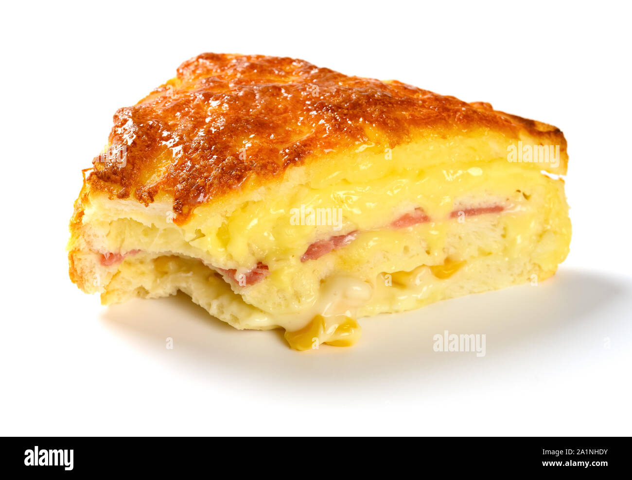 Vista laterale in sandwich con barbecue di carne di maiale e di granturco con un morso su sfondo bianco Foto Stock