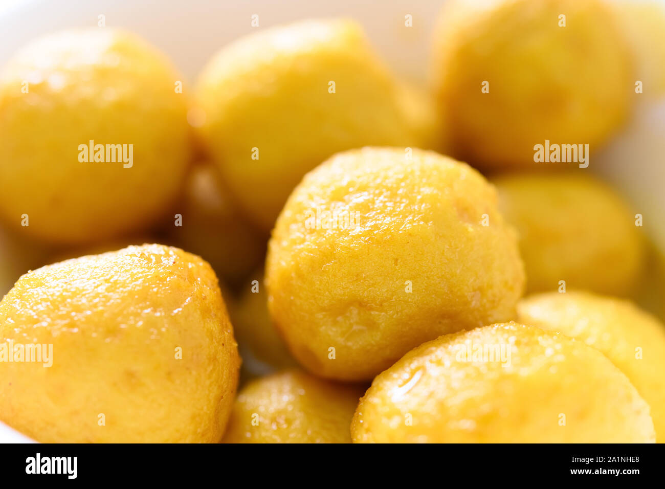 Vista laterale di sapore di curry polpette di pesce nel recipiente Foto Stock