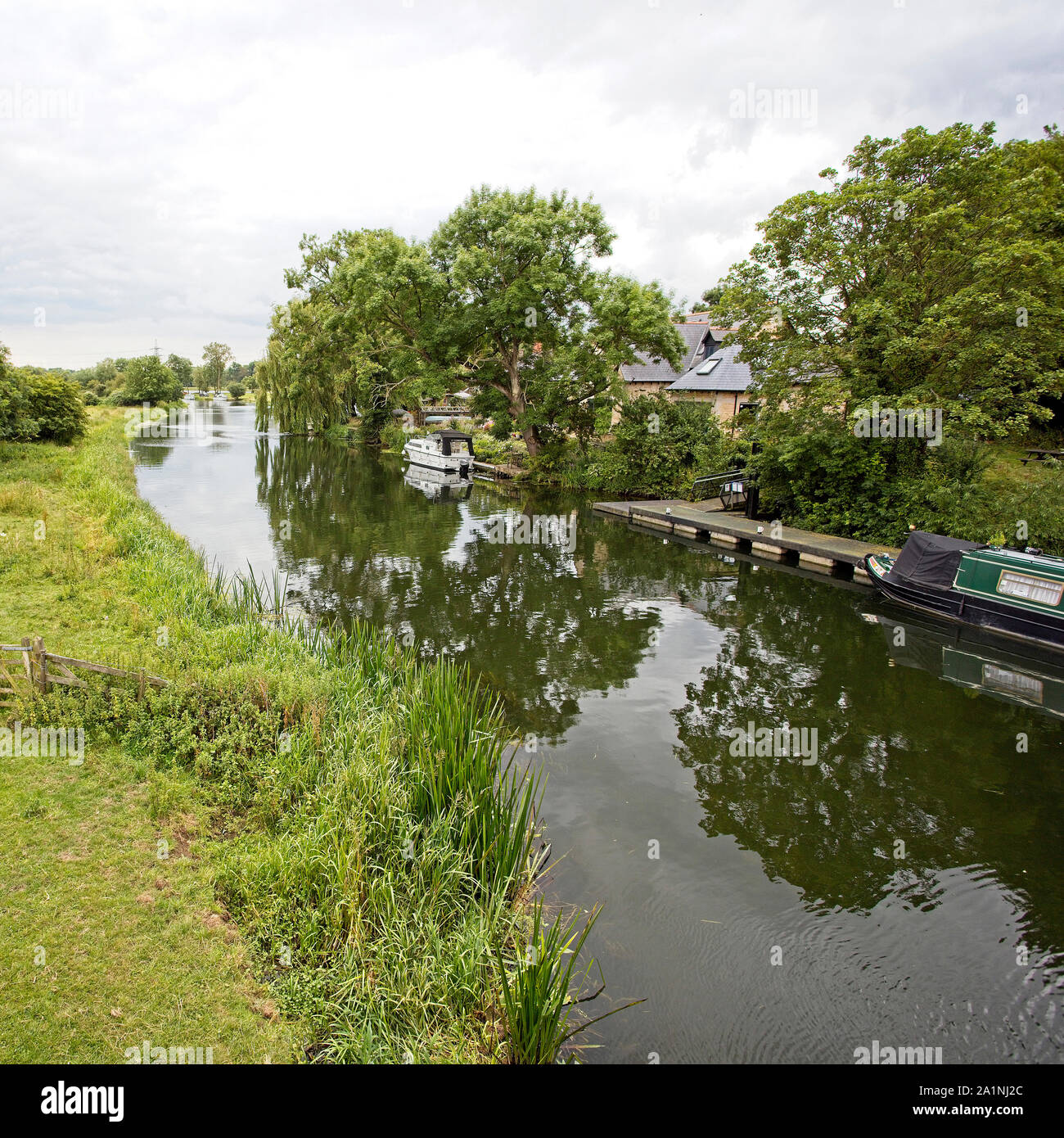 Il fiume Nene vicino a Wansford, Cambridgeshire, Inghilterra, Regno Unito. Foto Stock