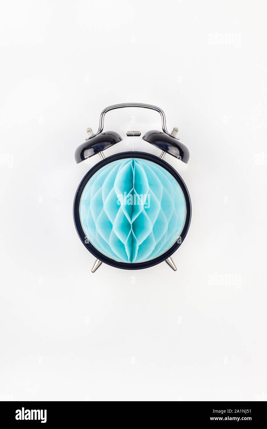 Compleanno o baby doccia invito alla festa del modello di scheda. Nero orologio sveglia con blu di carta a nido d'ape sfera su sfondo bianco. Creative top concettuale Foto Stock