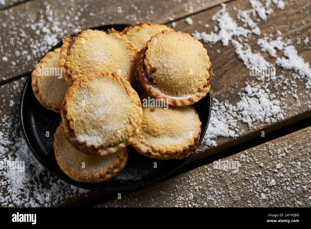 Piatto di pasta frolla tritare la torta su una tavola in legno rustico con la neve Foto Stock