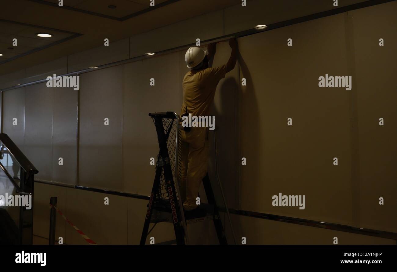 Hong Kong, Cina. 28 Sep, 2019. Un lavoratore sigillare shopping windows con doghe in legno presso la galleria di negozi nel centro di prevenzione da danni come anticipato in serie di larga scala di dimostrazione sarà a partire da oggi e fino al 1 Ottobre.sept-28, 2019 Hong Kong.ZUMA/Liau Chung-ren Credito: Liau Chung-ren/ZUMA filo/Alamy Live News Foto Stock