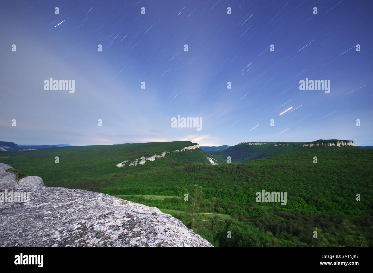 Tracce stellari e montagna. Composizione della natura. Foto Stock