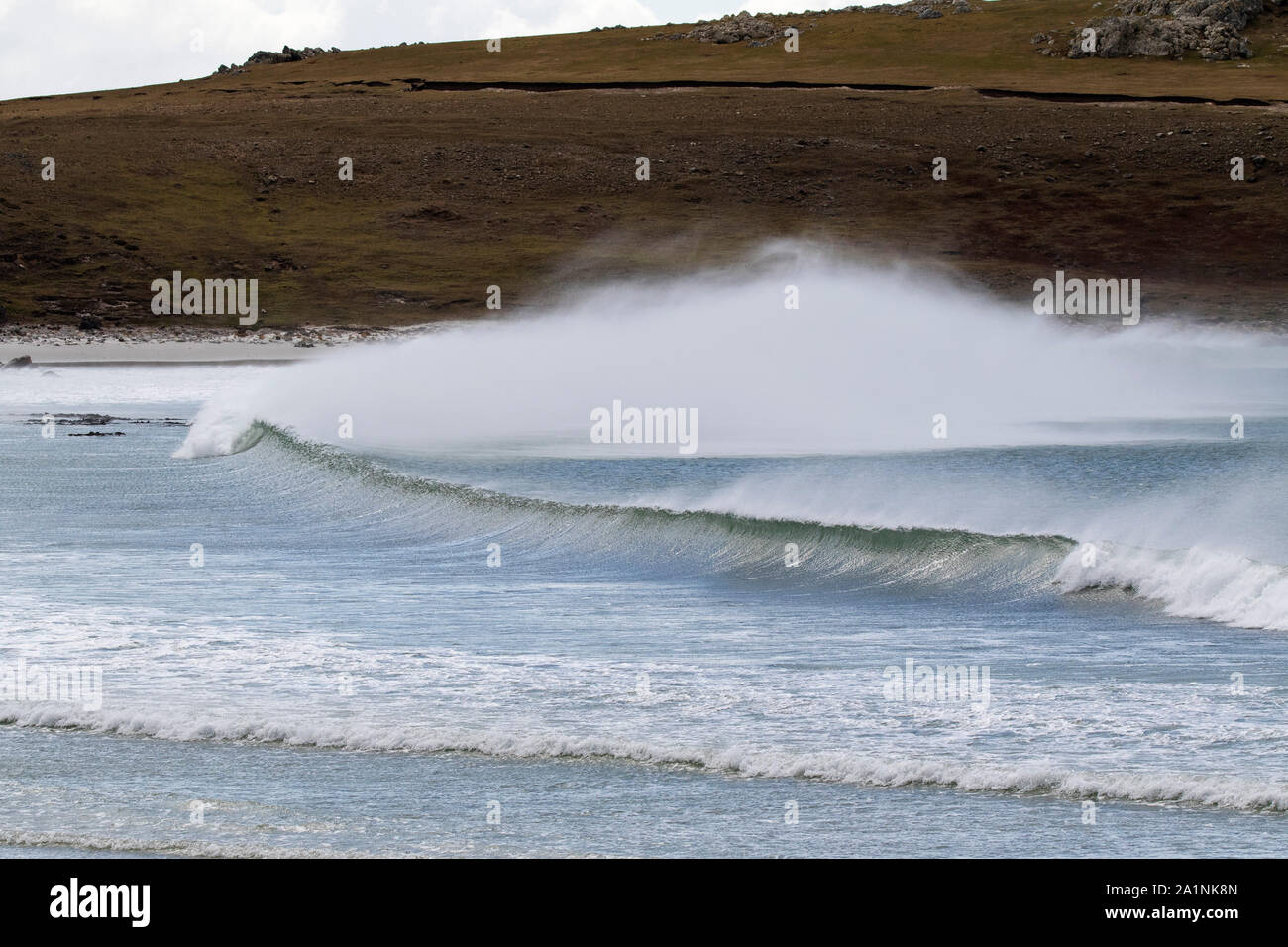 Onde che si infrangono sulla riva di ghiaia Island Isole Falkland British Overseas territorio Dicembre 2016 Foto Stock