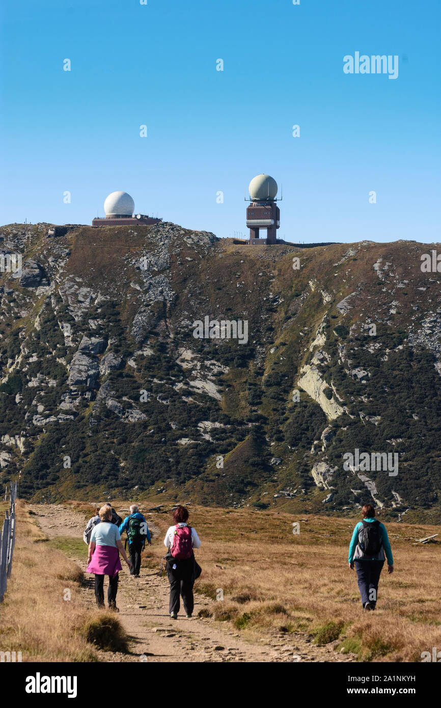 Koralpe: sistema Radar (Goldhaube, cap d'oro) dell'esercito federale, vertice Großer Speikkogel, mountain Koralpe, escursionista in Austria Kärnten, in Carinzia Foto Stock