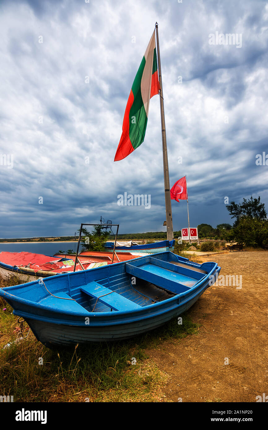 Barca di emigrazione e turco e bandiera bulgara sul confine della Bulgaria e in Europa a Rezovo Foto Stock