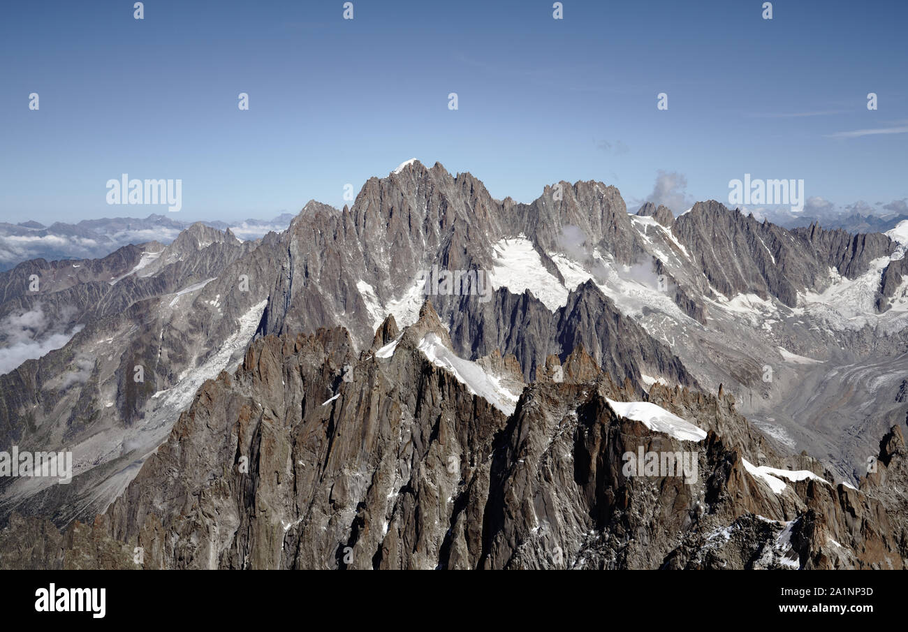 Aiguille Verte 4,122 m (13,524 ft) montagna nelle Alpi francesi, parte del massiccio del Monte Bianco vicino a Chamonix-Mont-Blanc, Alta Savoia, Francia. Foto Stock
