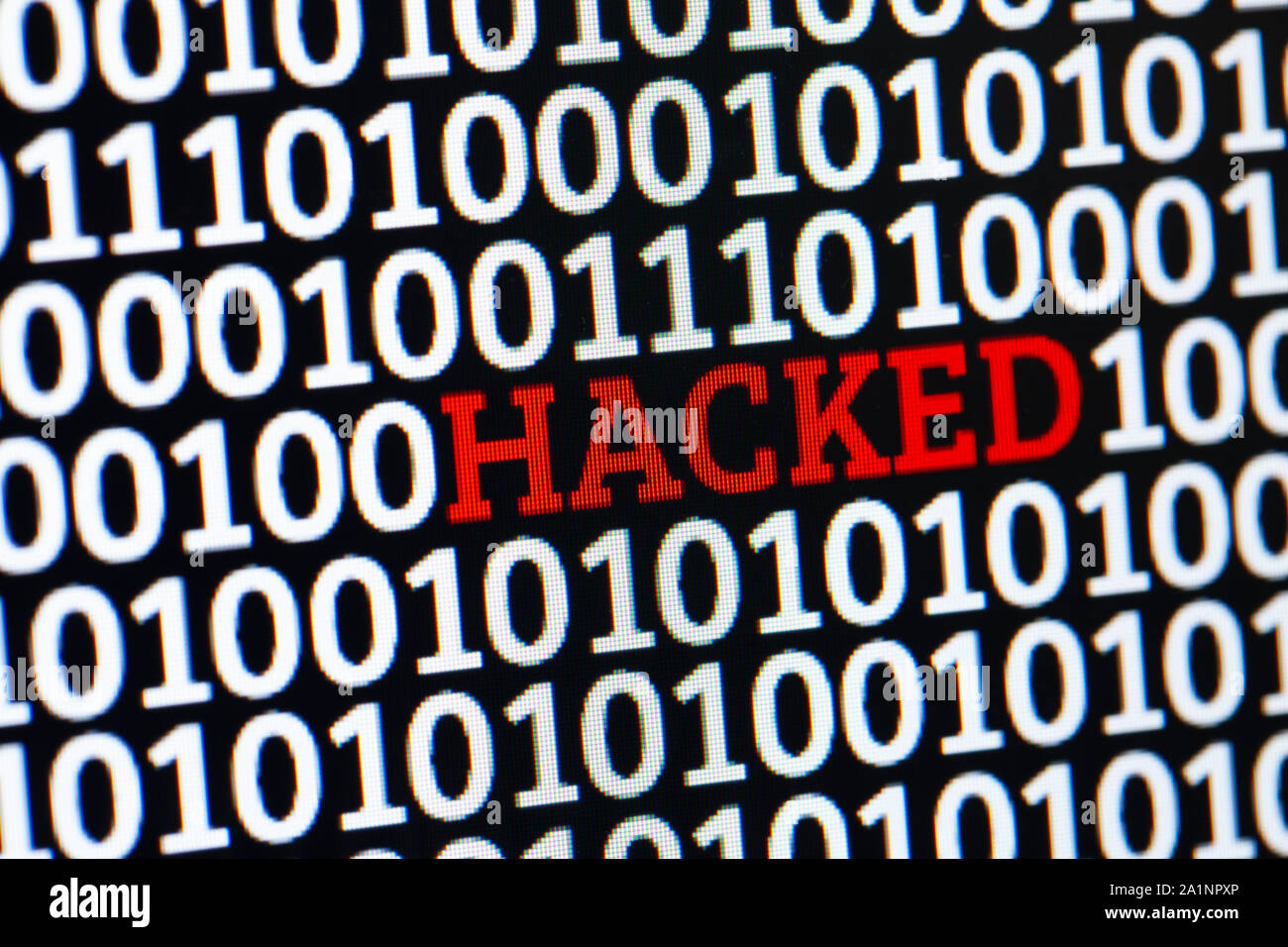 Red iscrizione hacked in codice binario di uni e di zeri. Cyber attacco di dispositivi elettronici Foto Stock