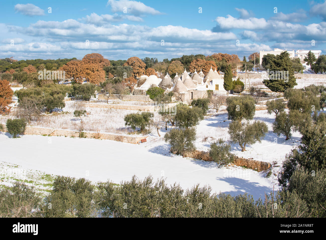 Trulli con neve nella campagna pugliese (Italia) Foto Stock