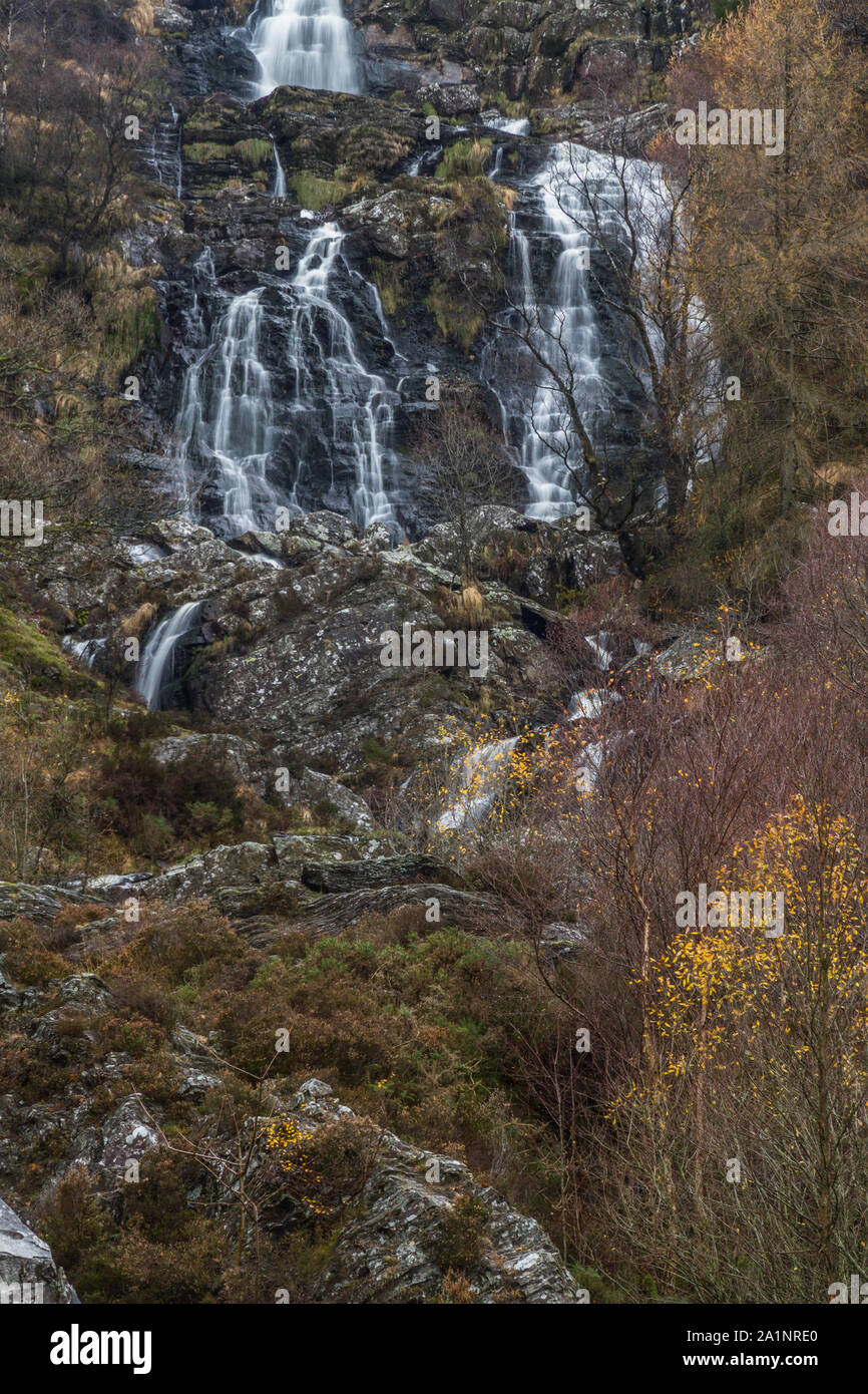 Rhiwargor cascata sul fiume Eiddew. Lago Vyrynwy, Powys, Wales UK, ritratto Foto Stock