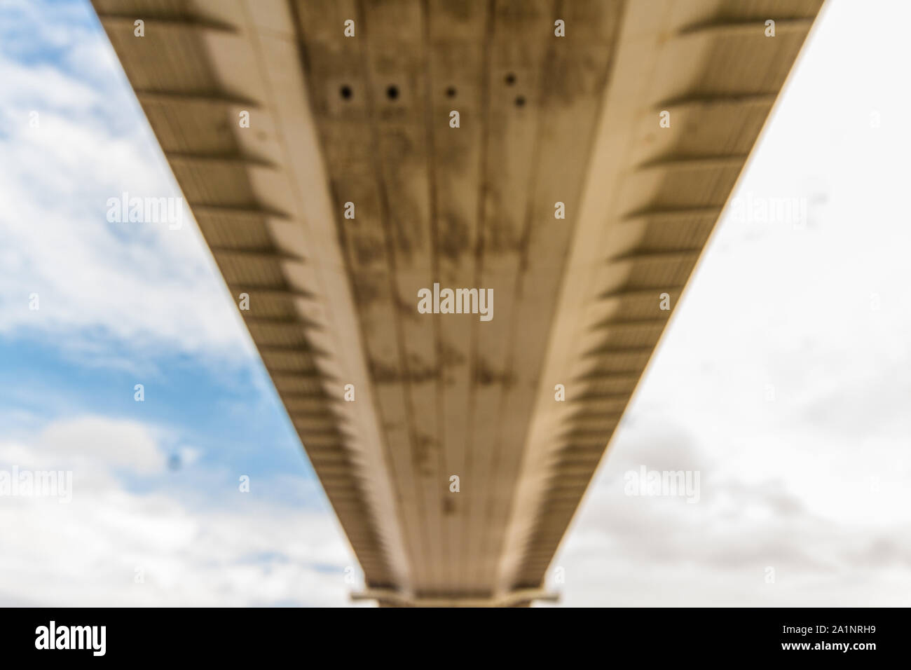 Immagine sfocata sotto il vecchio Severn attraversando ponte di sospensione. Il lato inferiore del ponte, il paesaggio. Foto Stock